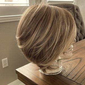 RW “Straight Up With A Twist”! Beautiful wig & never worn! Pet&Smoke free home.